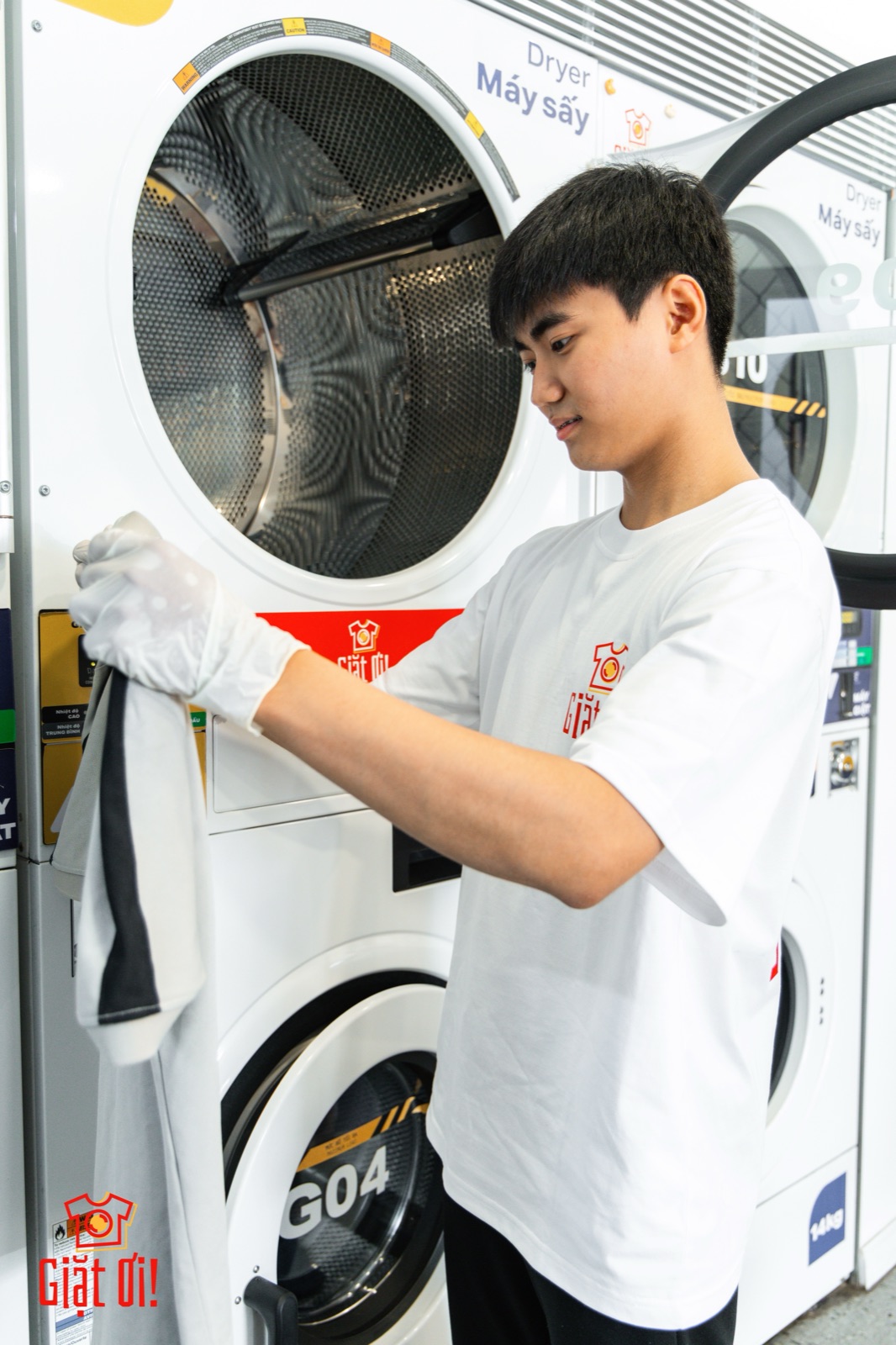 在 Giặt Ơi! 合作工坊装载前检查每一件衣物
