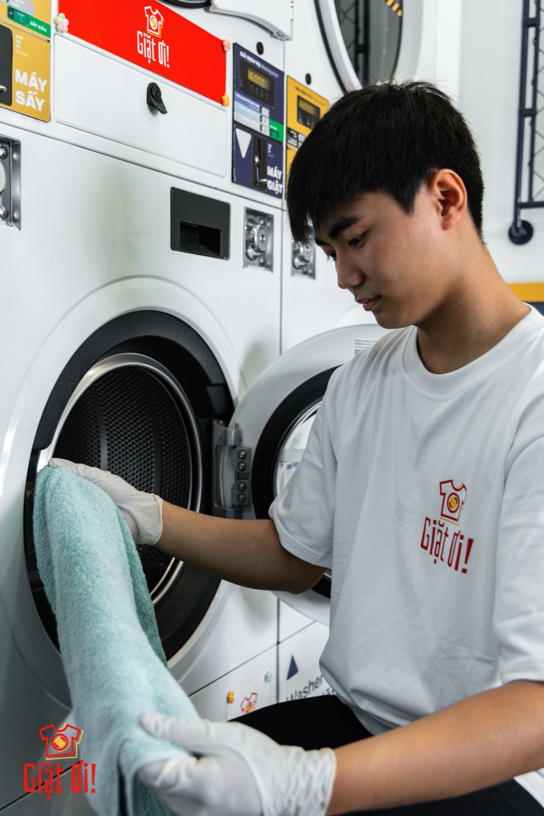 Giặt Ơi! — giặt áo dài · nhân viên cho đồ vào máy